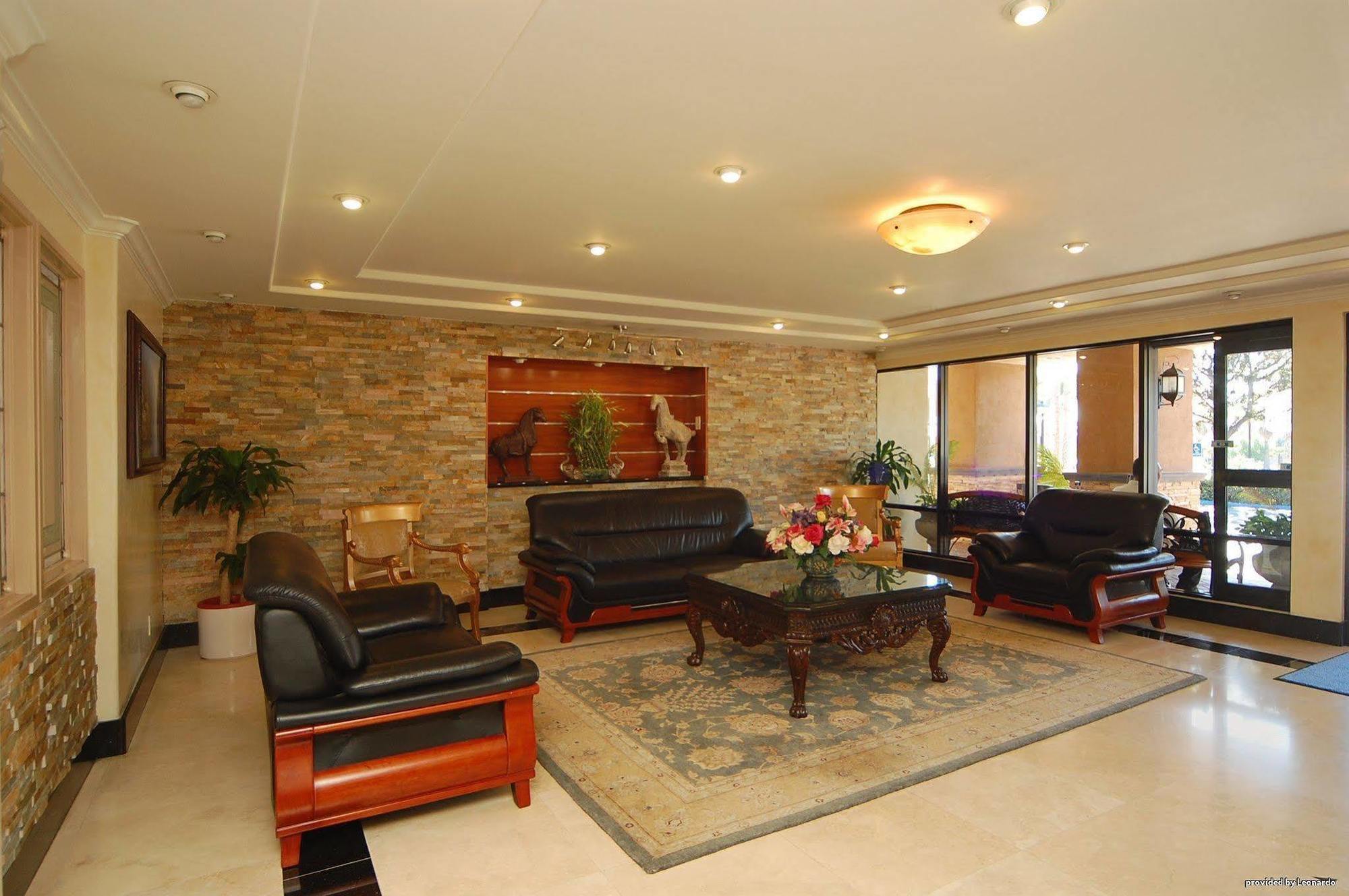 Western Orange County Airport North Hotel 3*